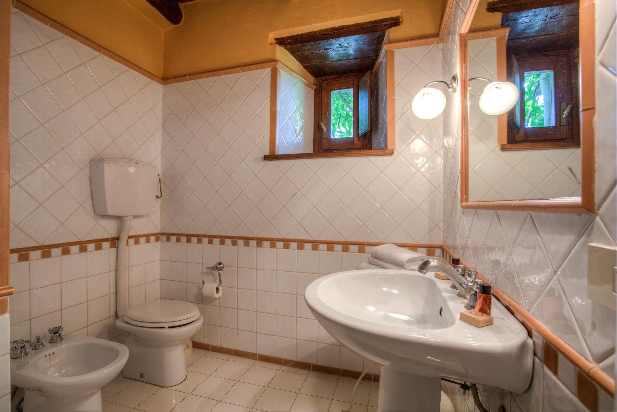 Borgo Corsignano Guest House Poppi Bagian luar foto